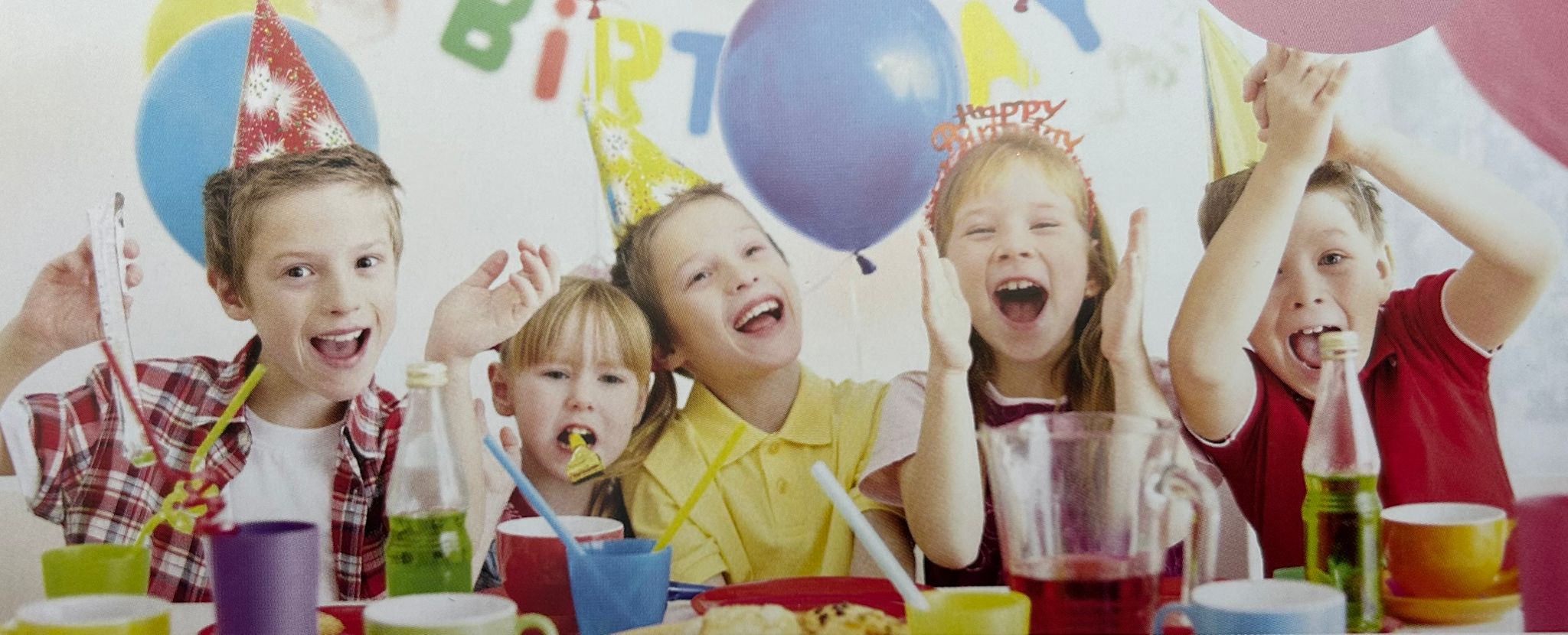 Kinder gestalten gemeinsam am Maltisch