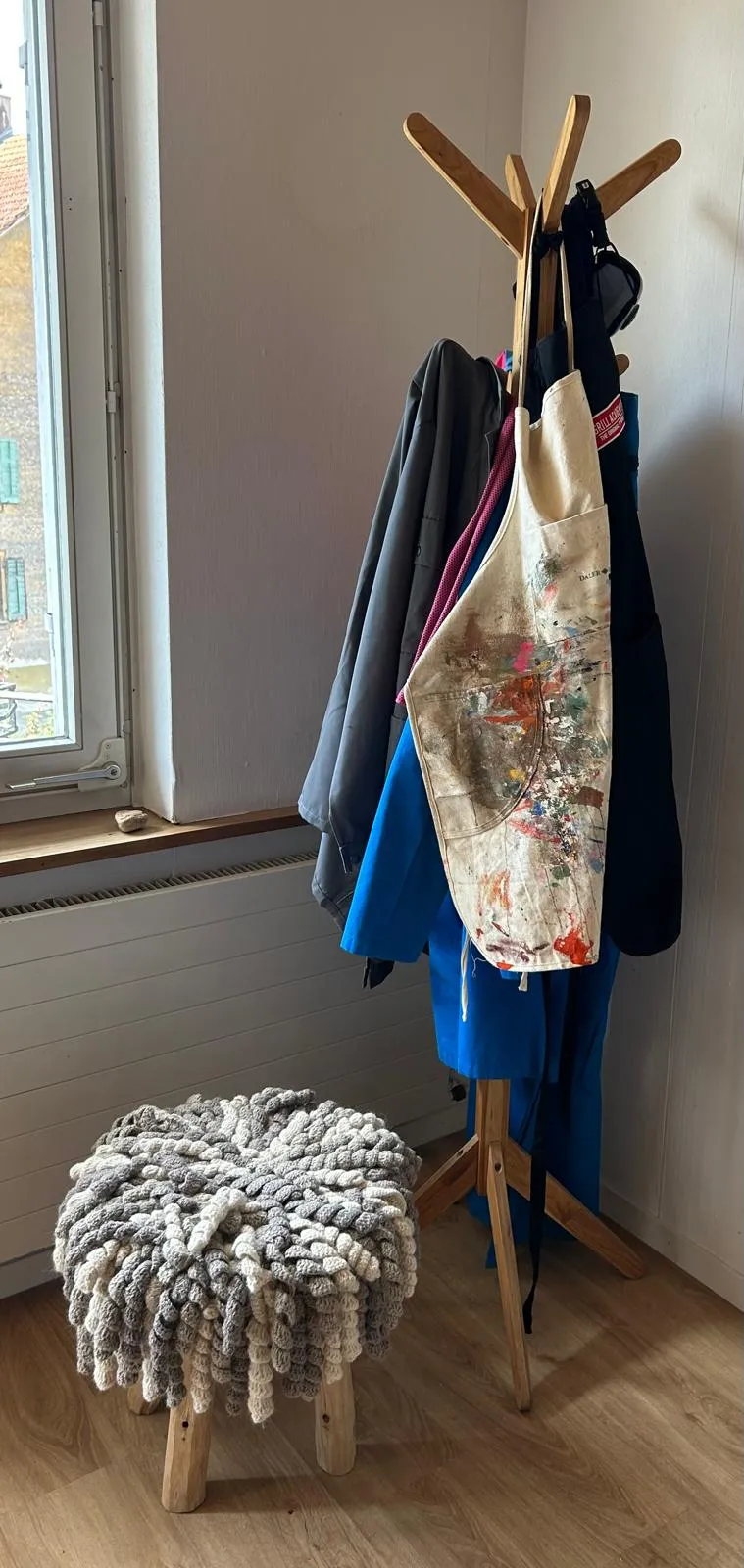 Malschürzen an der Garderobe