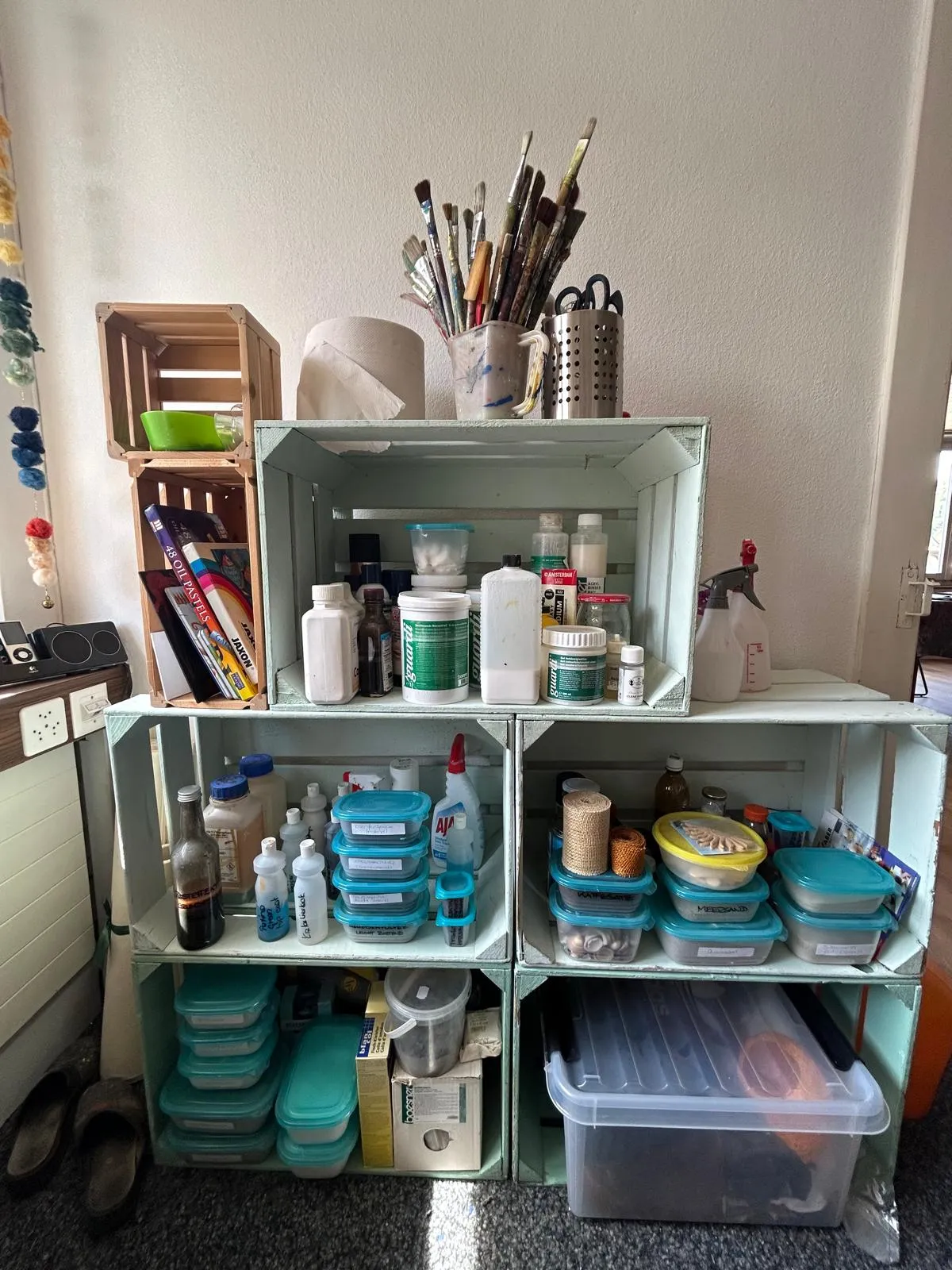 Farbenregal im Atelier