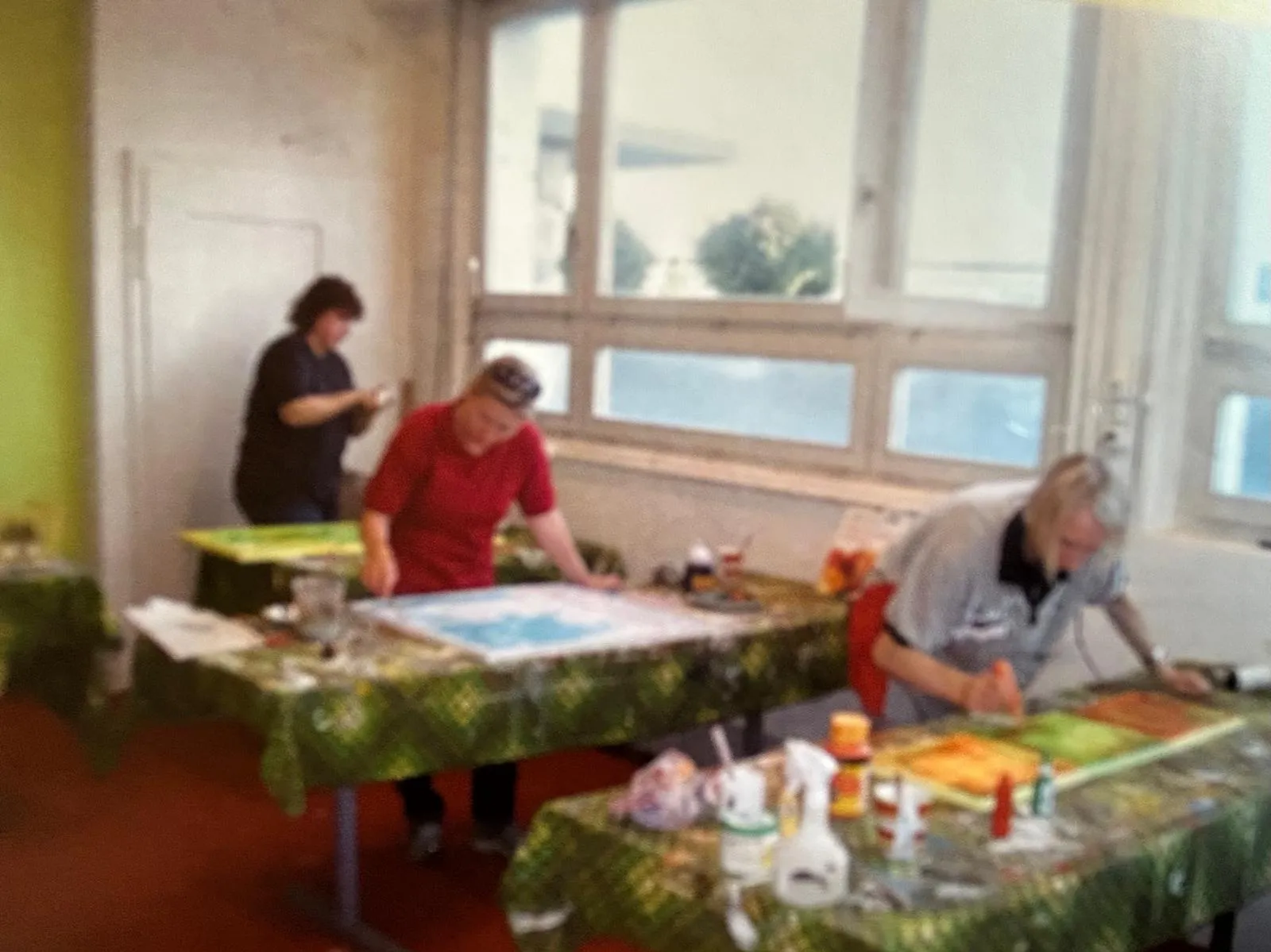 Erwachsene malen konzentriert im Abendkurs