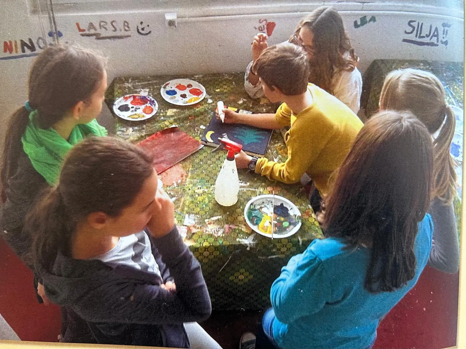 Kinder gestalten gemeinsam am Maltisch