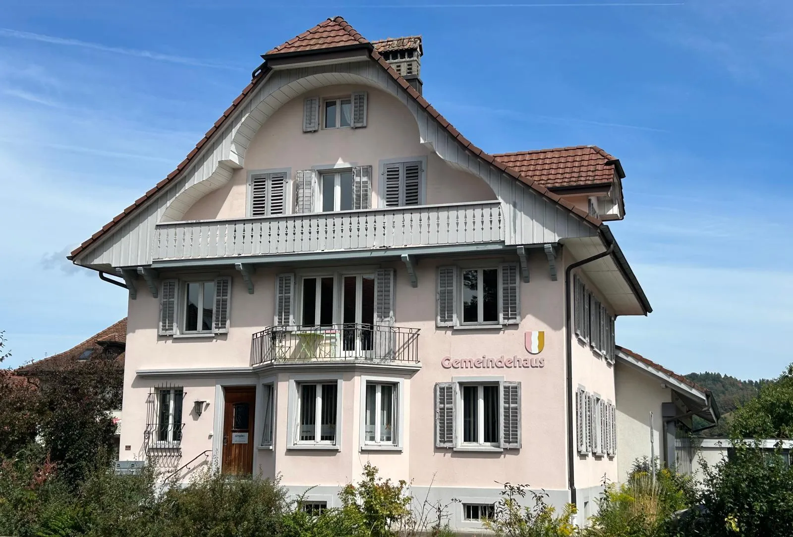 Das rosa Gemeindehaus in Langnau bei Reiden – hier ist das Atelier zuhause