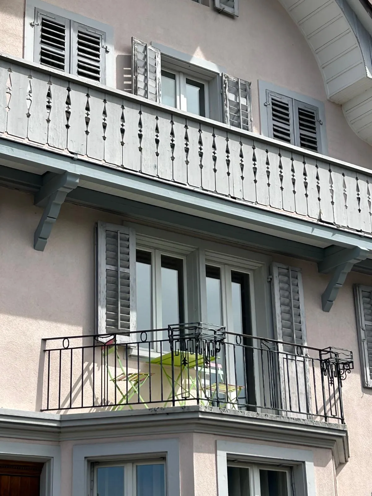Die Fassade des Gemeindehauses mit Balkon