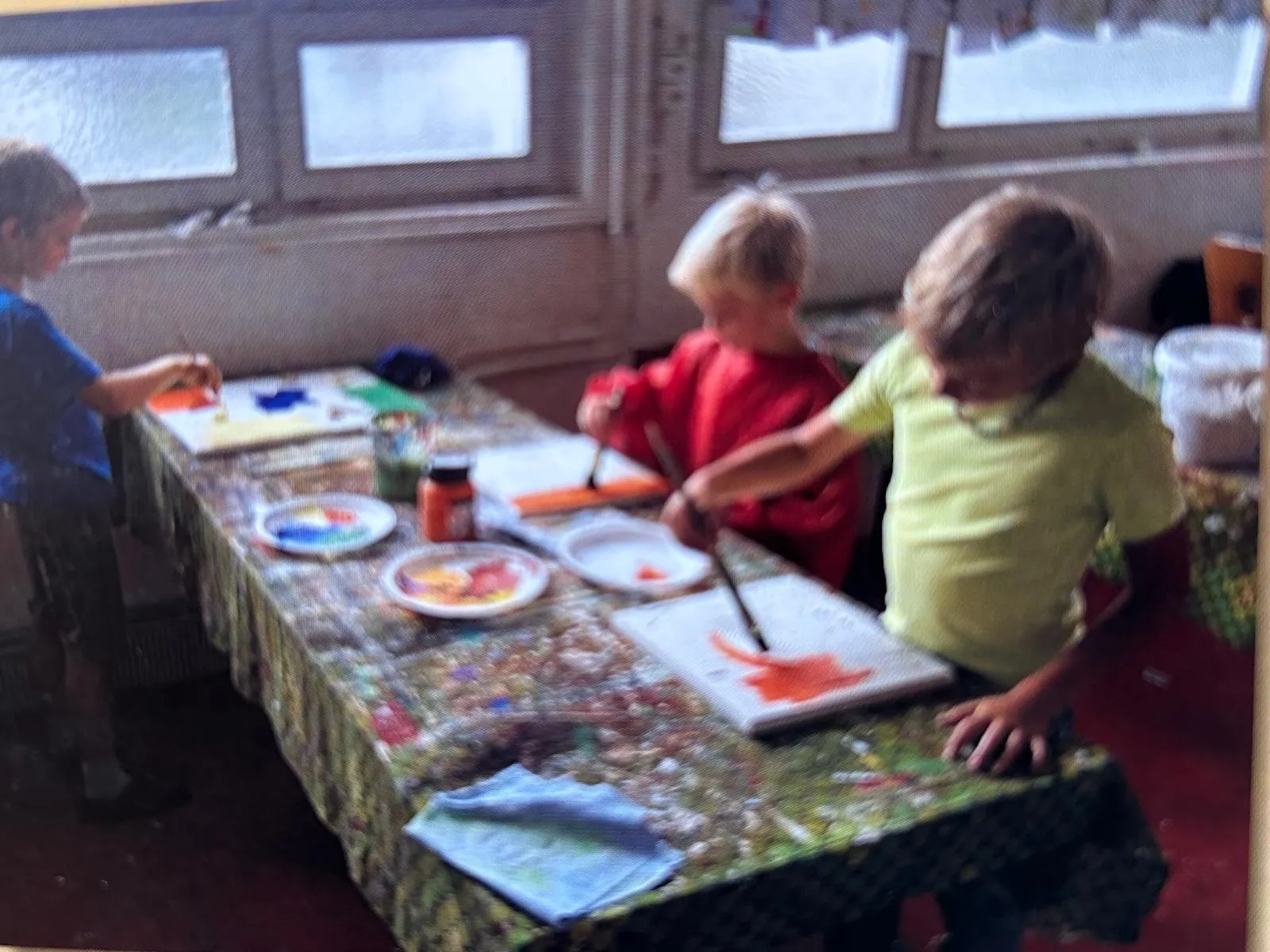 Kinder beim Malen – Archivbild