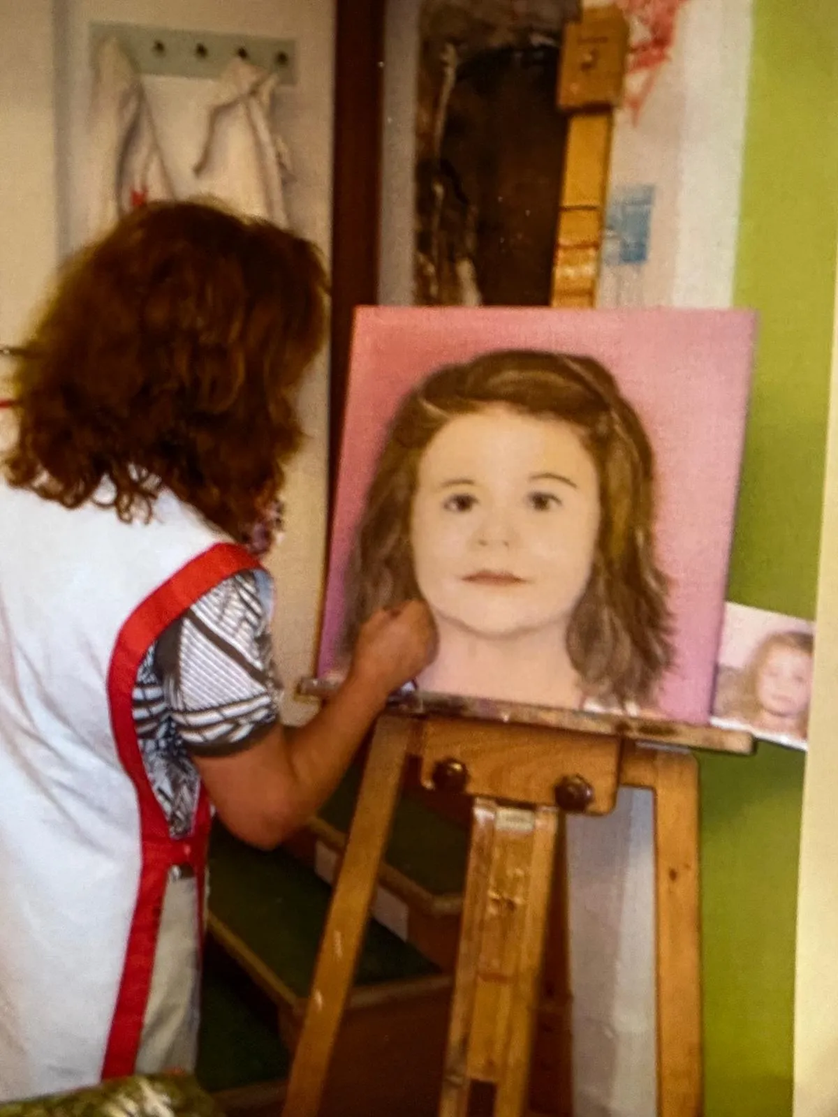 Konzentriertes Arbeiten an einer grossen Leinwand