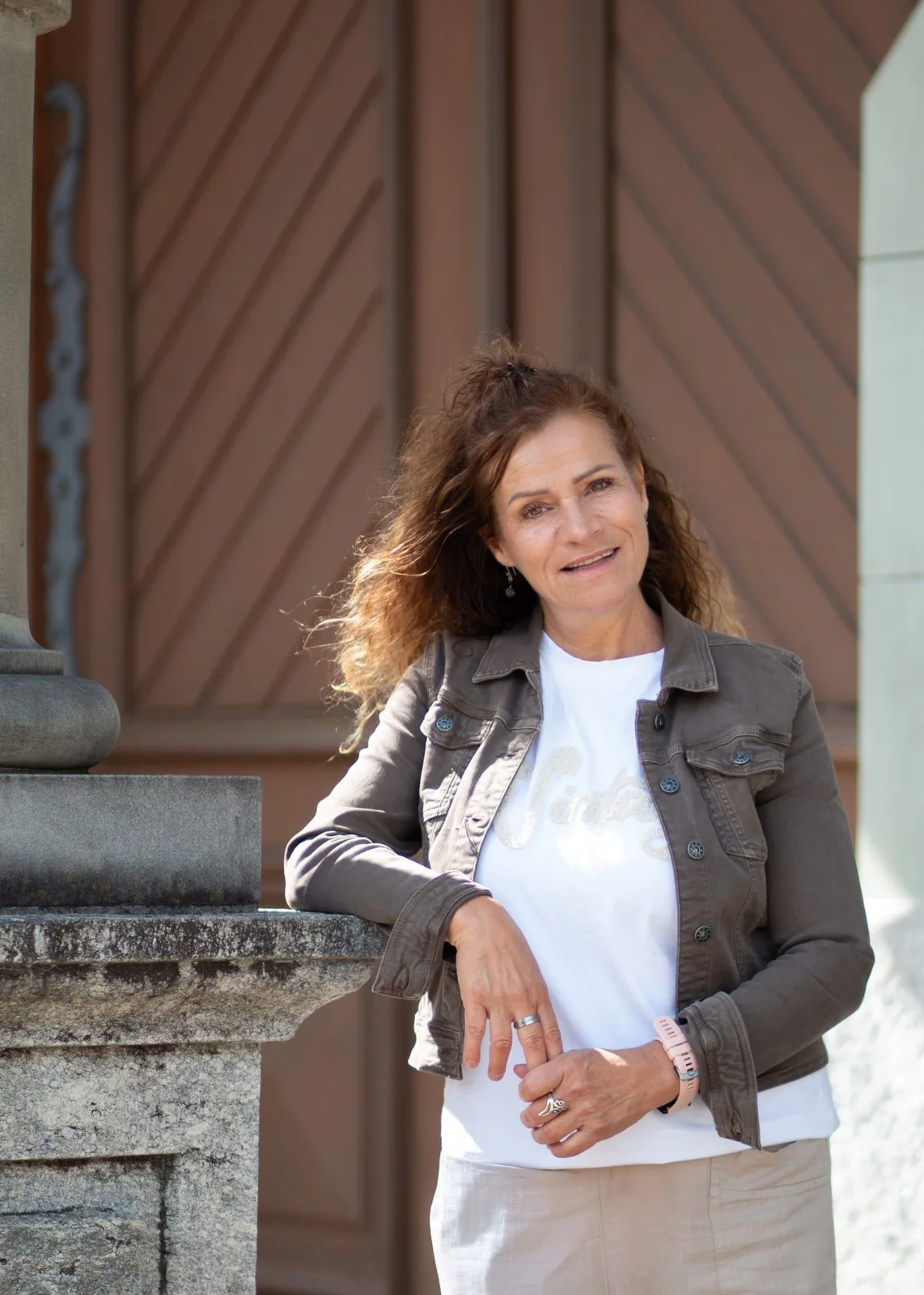 Petra Roth vor dem Atelier